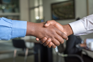 Découvrez le rôle central de l'agent immobilier dans les transactions immobilières, ses obligations légales et les lois qui régissent sa profession.