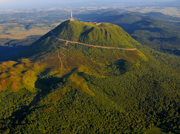 Explorez le marché de l’immobilier de luxe en Auvergne-Rhône-Alpes avec Propriétés Clovis. Découvrez chalets, domaines et propriétés d’exception.