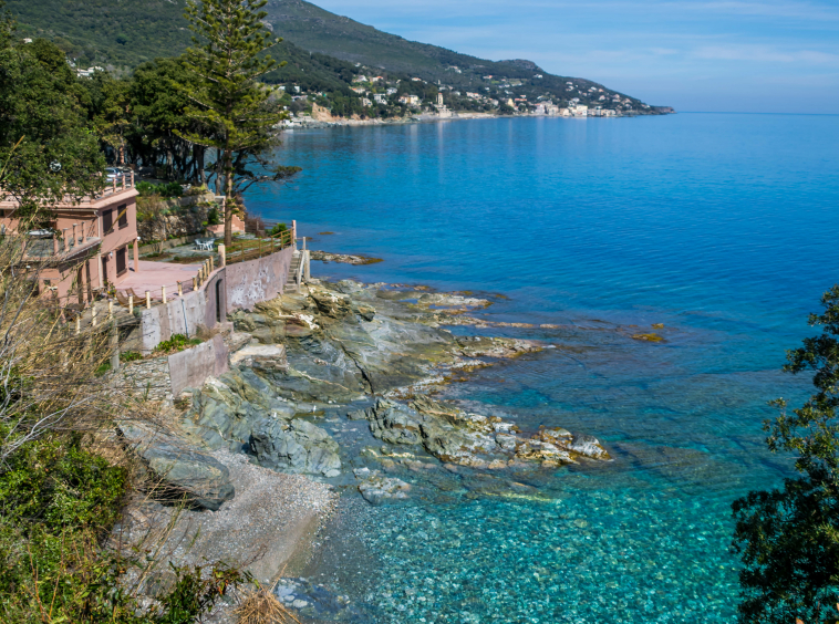 Découvrez l’immobilier de luxe en Corse avec Propriétés Clovis. Explorez villas, maisons de caractère et propriétés d’exception dans un cadre paradisiaque.