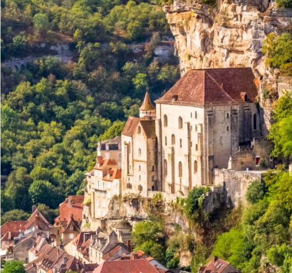 Explorez l'immobilier de luxe en Occitanie avec Propriétés Clovis. Découvrez propriétés prestigieuses entre mer et montagne, alliant confort et élégance.