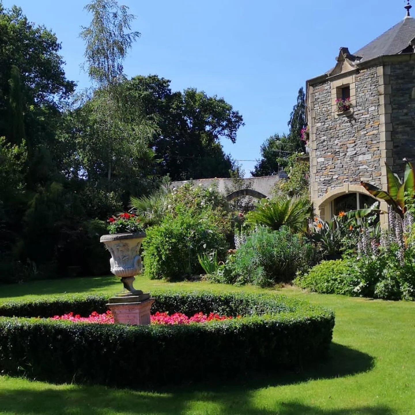 Découvrez ce manoir breton du 18ème siècle près de Ploërmel. 15 chambres, parc de 1,2 ha, idéal pour famille ou projet commercial.