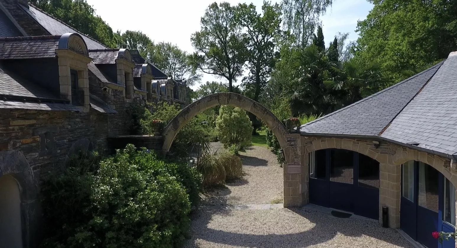 Découvrez ce manoir breton du 18ème siècle près de Ploërmel. 15 chambres, parc de 1,2 ha, idéal pour famille ou projet commercial (3)
