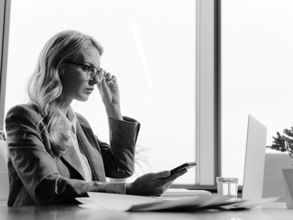 Découvrez comment l'Internet des Objets (IoT) transforme le secteur de l'immobilier de luxe, offrant confort, sécurité et innovations technologiques.