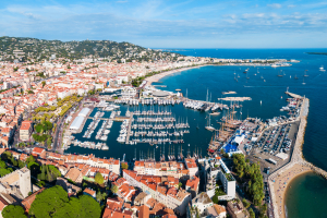 Découvrez le marché de l'immobilier de luxe à Cannes : tendances, quartiers prisés, types de biens, prix et conseils pour investir.