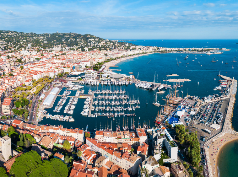 Cannes aerial panoramic view, France Découvrez le marché de l'immobilier de luxe à Cannes : tendances, quartiers prisés, types de biens, prix et conseils pour investir.