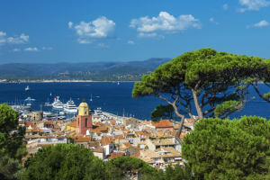 Découvrez le marché de l'immobilier de luxe à Saint-Tropez : tendances, quartiers prisés, types de biens, prix et conseils pour investir.