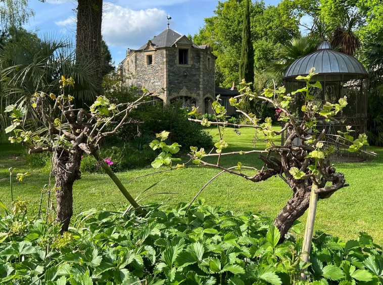 Découvrez nos châteaux et manoirs à vendre dans le Morbihan. Propriétés d'exception sur de vastes terrains, avec piscines et jardins à la française.