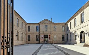Marché immobilier de luxe à Castres : conseils pour acheter ou vendre une propriété prestigieuse. Découvrez cette ville historique et ses biens d’exception.