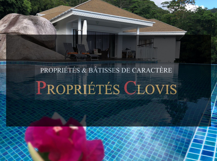 Vente Villa de luxe à vendre aux Seychelles 230 m² habitables, piscine à débordement, avcec deux appartements indépendants et un studio, terrain paysagé de 1 900 m². Vue mer.