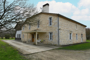 Propriété de 10 ha près d’Agen avec maison de 170 m², dépendances, panneaux photovoltaïques, et un grand potentiel d’exploitation. Tranquillité et cadre naturel.