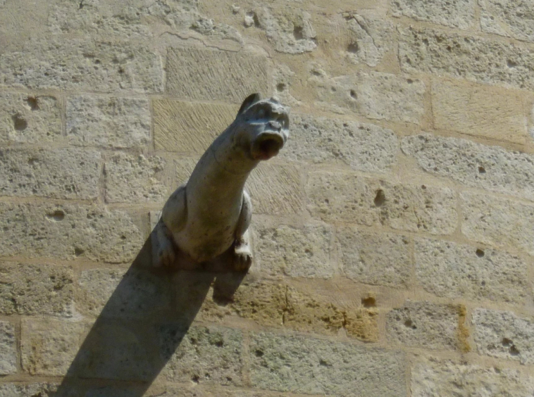 Découvrez ce château médiéval classé MH près de Soissons. Avec remparts, donjon et 7 suites, il offre une opportunité unique pour l’hôtellerie de luxe.