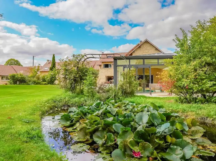 Discover an exceptional 18-room property in Adainville with a pool, 6 bedrooms, gym, and guest house. Set in a 15,000 m² park, just 1 hour from Paris. €1,950,000.