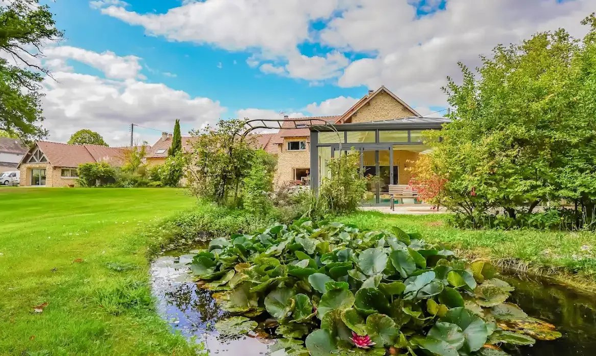 Discover an exceptional 18-room property in Adainville with a pool, 6 bedrooms, gym, and guest house. Set in a 15,000 m² park, just 1 hour from Paris. €1,950,000.