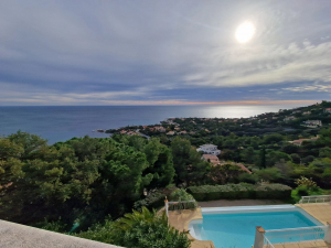 Discover this beautiful luxury villa located in Les Issambres, a true haven of peace offering panoramic sea views.