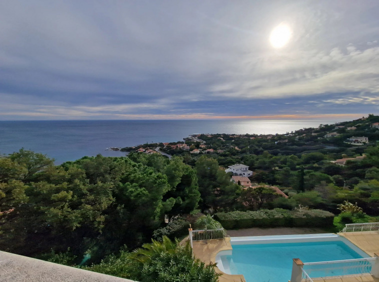 Discover this beautiful luxury villa located in Les Issambres, a true haven of peace offering panoramic sea views. Discover this beautiful luxury villa located in Les Issambres, a true haven of peace offering panoramic sea views.