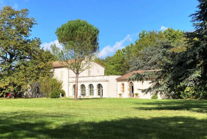 Stunning 6-bedroom luxury property with a chapel, park, and river access, just 15 minutes from Castres. A perfect blend of historic charm and modern comfort.