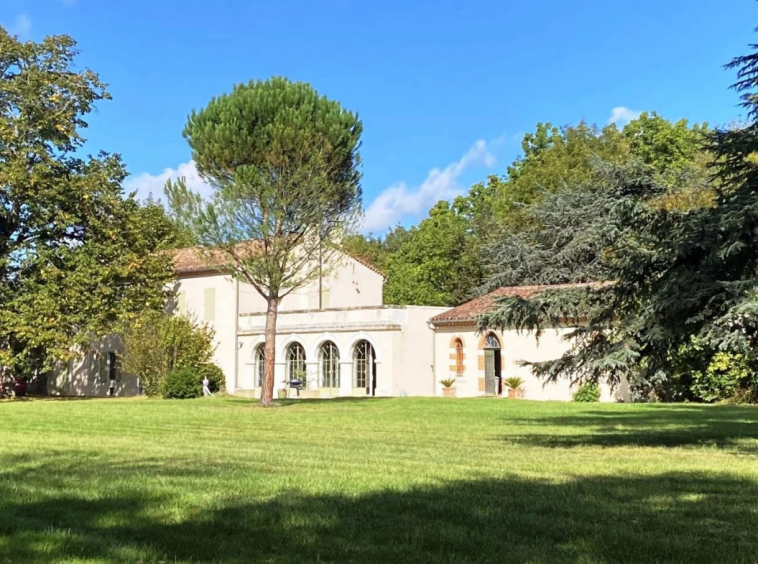 Stunning 6-bedroom luxury property with a chapel, park, and river access, just 15 minutes from Castres. A perfect blend of historic charm and modern comfort.