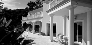Villa Mandelieu-la-Napoule on a 1,500 m² plot, it boasts a dominant position offering panoramic views over the Bay of Cannes and the Mediterranean.