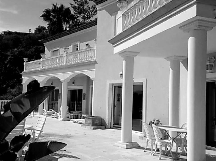 Villa Mandelieu-la-Napoule on a 1,500 m² plot, it boasts a dominant position offering panoramic views over the Bay of Cannes. Villa Mandelieu-la-Napoule on a 1,500 m² plot, it boasts a dominant position offering panoramic views over the Bay of Cannes and the Mediterranean.