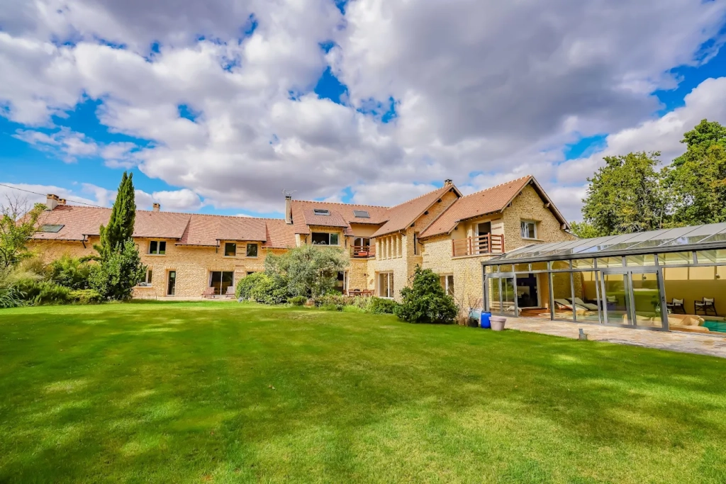 Propriété de Prestige avec Piscine – Villa à Adainville Demeure de 700 m² avec piscine, maison d’invités, salle de cinéma et parc arboré – à 1h de Paris