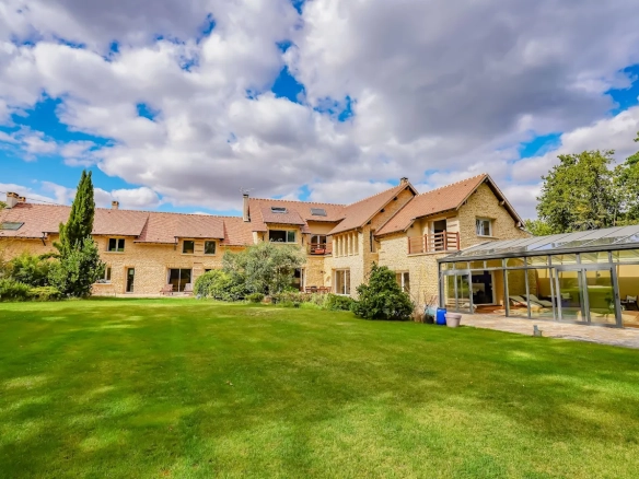 Propriété de Prestige avec Piscine – Villa à Adainville Demeure de 700 m² avec piscine, maison d’invités, salle de cinéma et parc arboré – à 1h de Paris