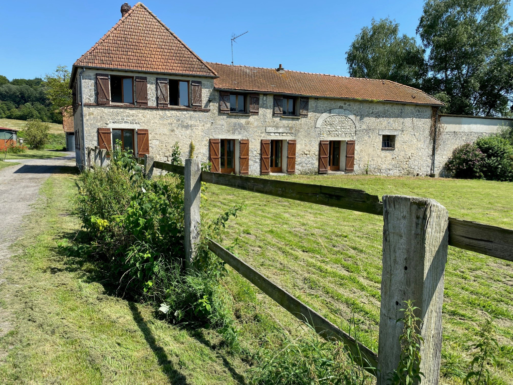 Centre équestre à vendre près de Soissons : maison 6 chambres, 28 boxes et 18 ha de pâtures. Opportunité unique pour passionnés ou investisseurs.