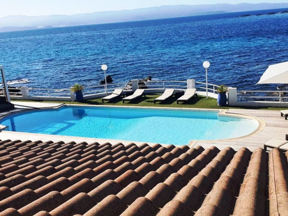 Villa de prestige pieds dans l'eau aux Sanguinaires, Ajaccio. 300 m², 6 chambres, piscine, accès direct plage, garage bateau, maison de gardien.