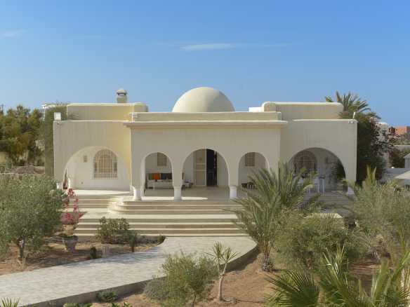 Domaine pieds dans l’eau à Bounouma, îles Kerkennah, Sfax, Tunisie. 480 m², 2 villas, piscine, rooftop, jardin 5 000 m², 30 m plage. 860 000 € FAI.