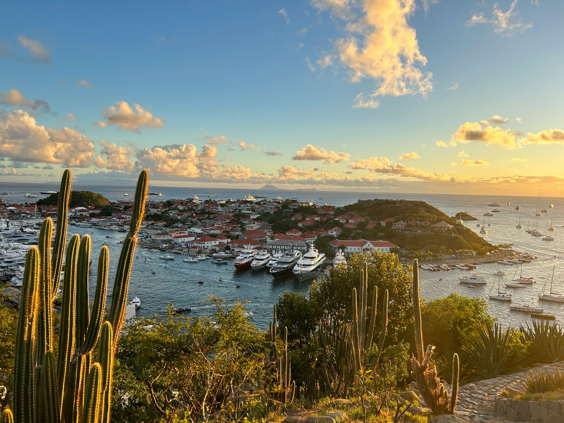 Port de Gustavia au coucher du soleil — immobilier de luxe à Saint-Barthélemy