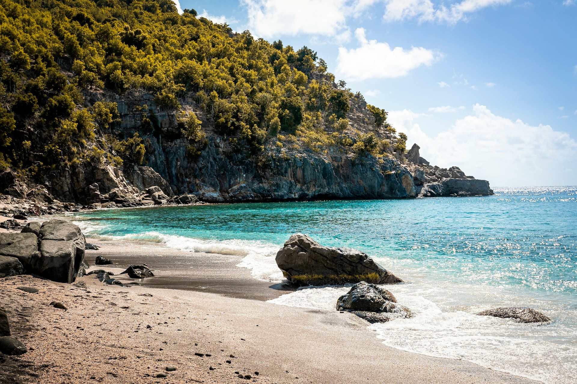 Plage sauvage de Saint-Barthélemy — eaux turquoise et cadre préservé