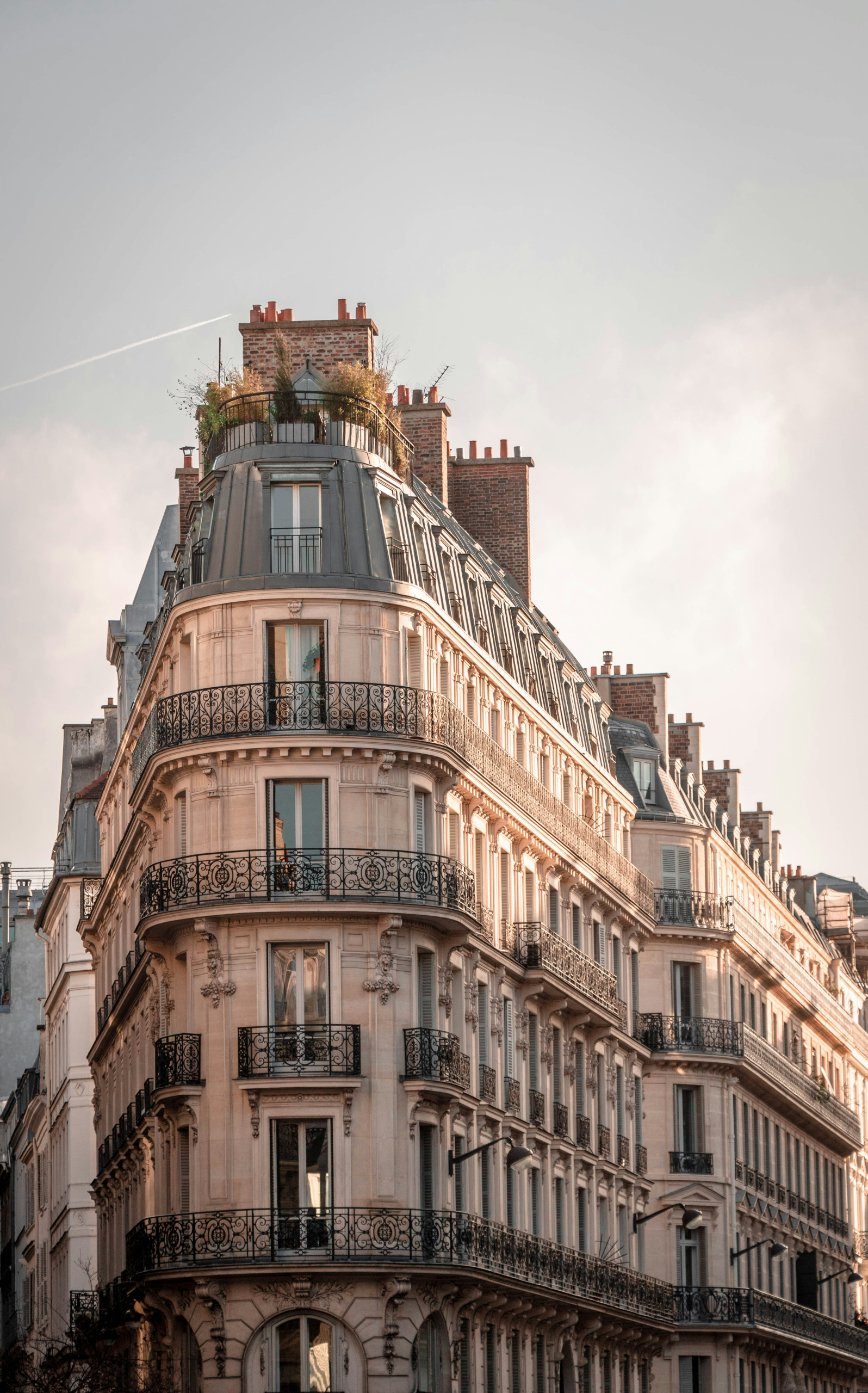 Façades d'immeubles anciens à Paris et appartements de caractère