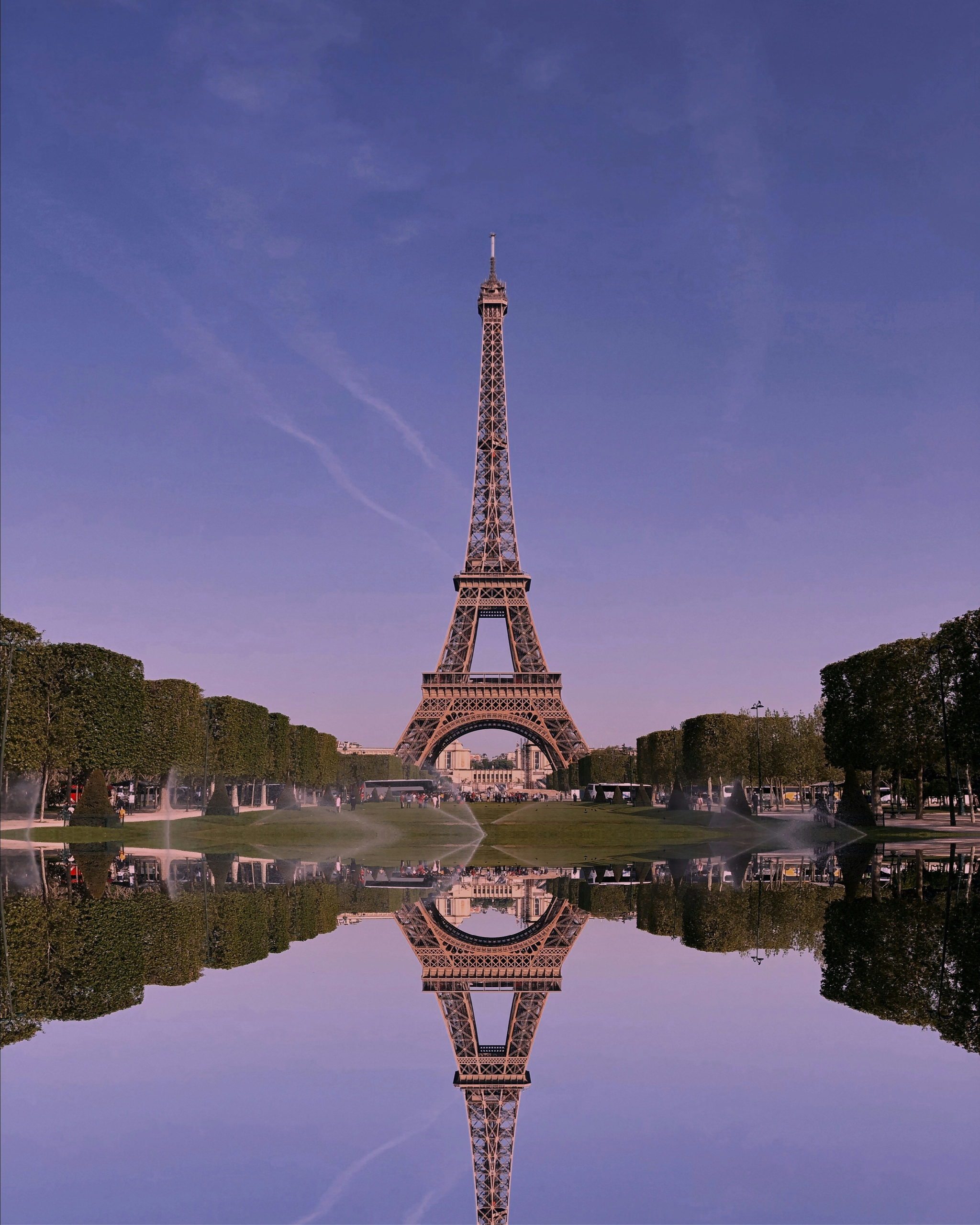 Vue de la Tour Eiffel depuis le Champ-de-Mars à Paris 7e
