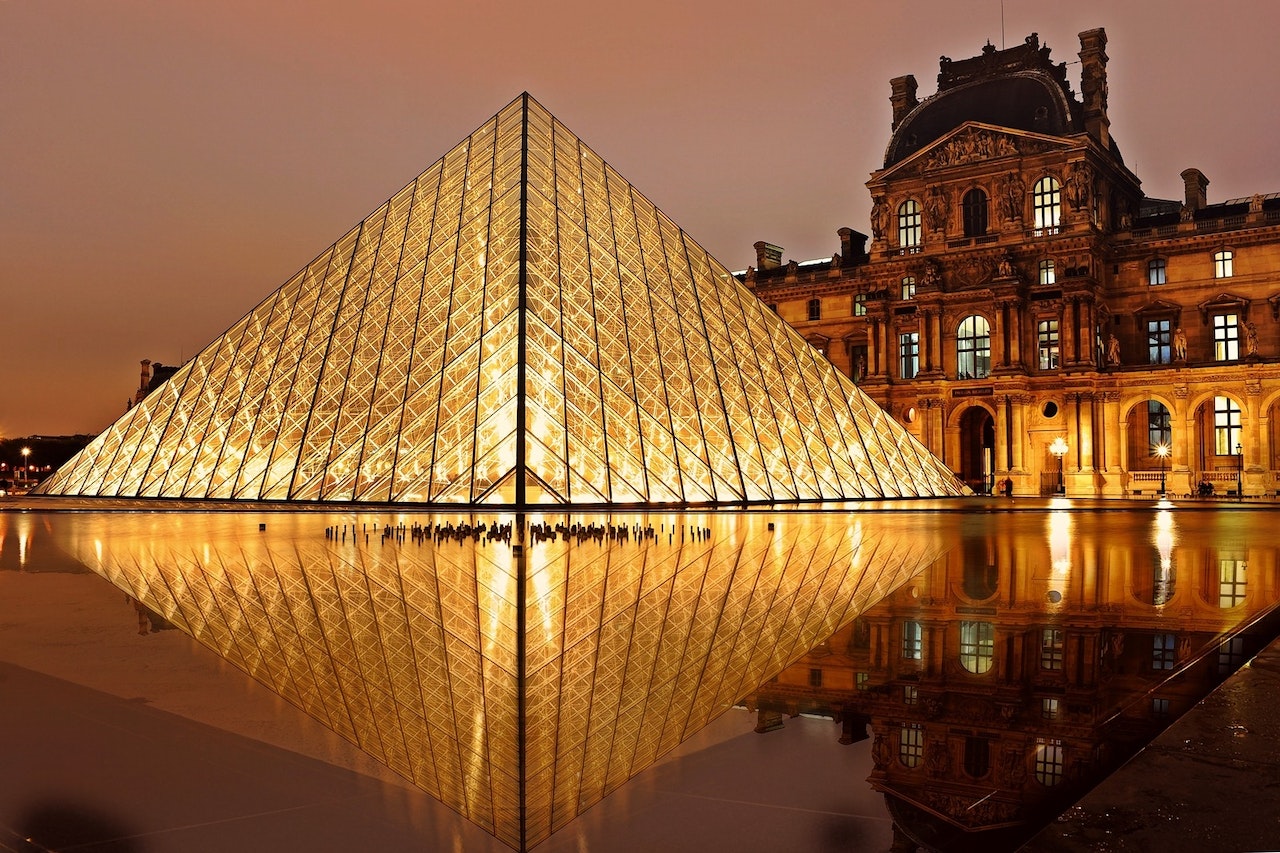 Louvre et pyramide du Louvre près du Palais-Royal à Paris