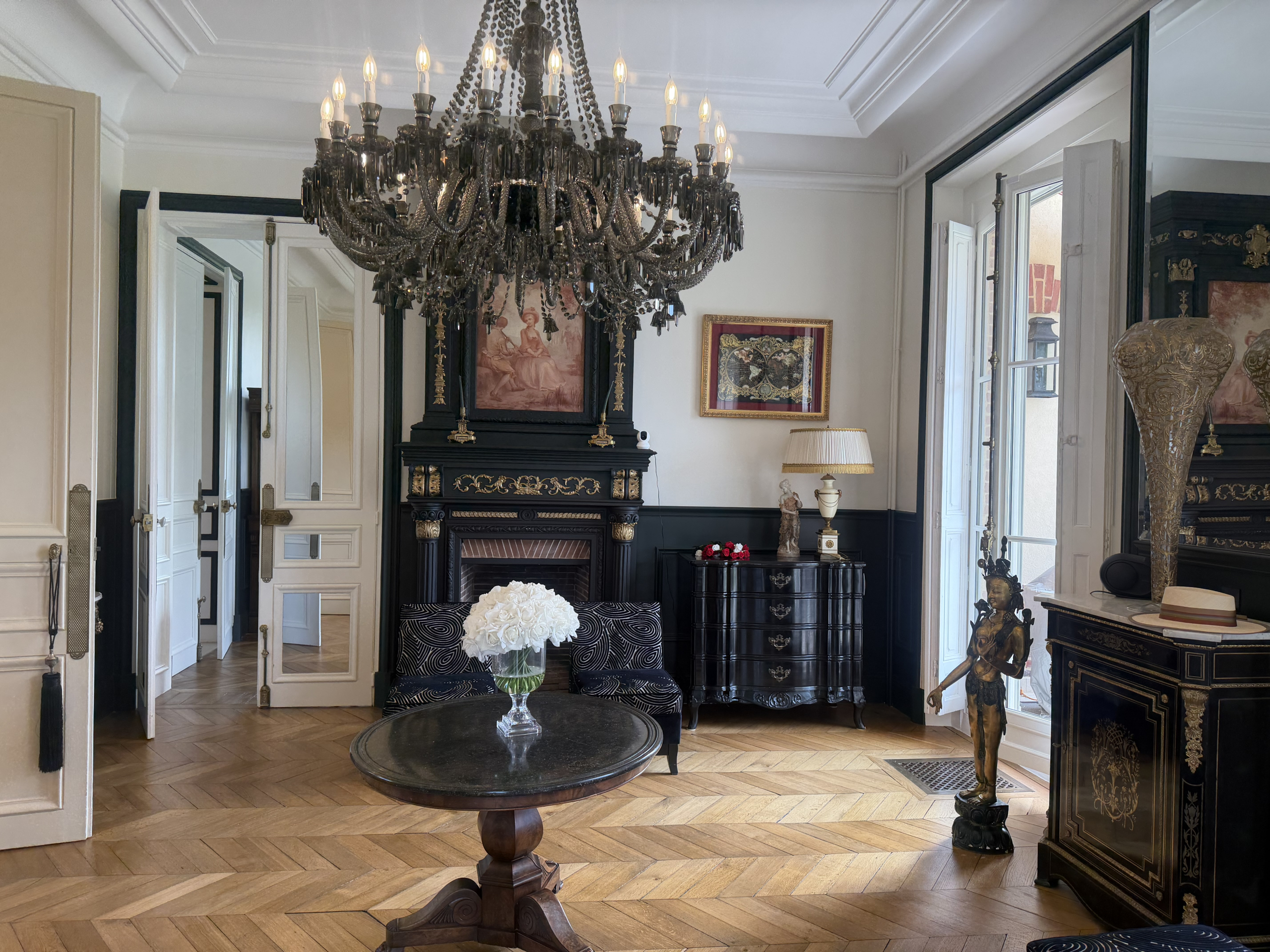 Salon avec parquet et cheminée dans un manoir du Pays d’Auge