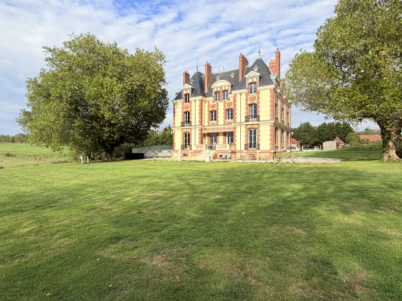 Propriété de prestige à vendre dans le pays dauge  manoir rénové denv 528 m² sur 786 ha 7 chambres dépendances à 20 min de deauville Propriétés clovis