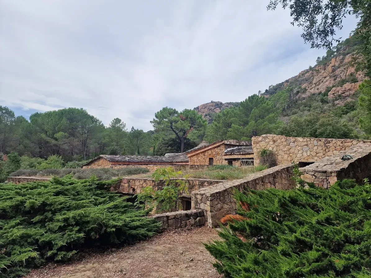 Découvrez une bastide en pierre unique à Sari-Solenzara, Corse-du-Sud, avec 450 m² habitables, 2 plages privées et 4 hectares de nature préservée. Bastide de charme à vendre à Sari-Solenzara, Corse-du-Sud