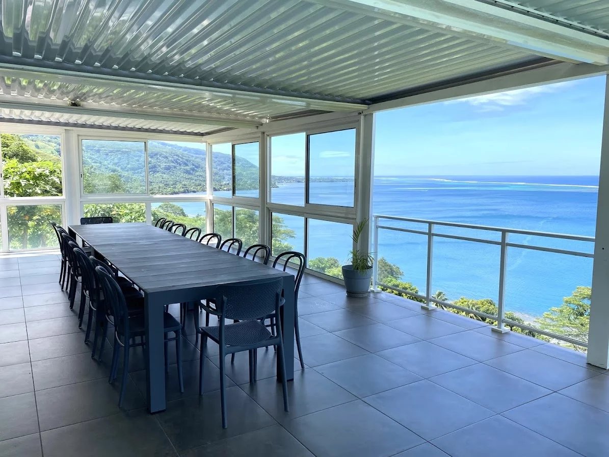 Terrasse avec vue mer à Toahotu Terrasse avec vue sur la mer et grande table à manger, Toahotu, Tahiti.
