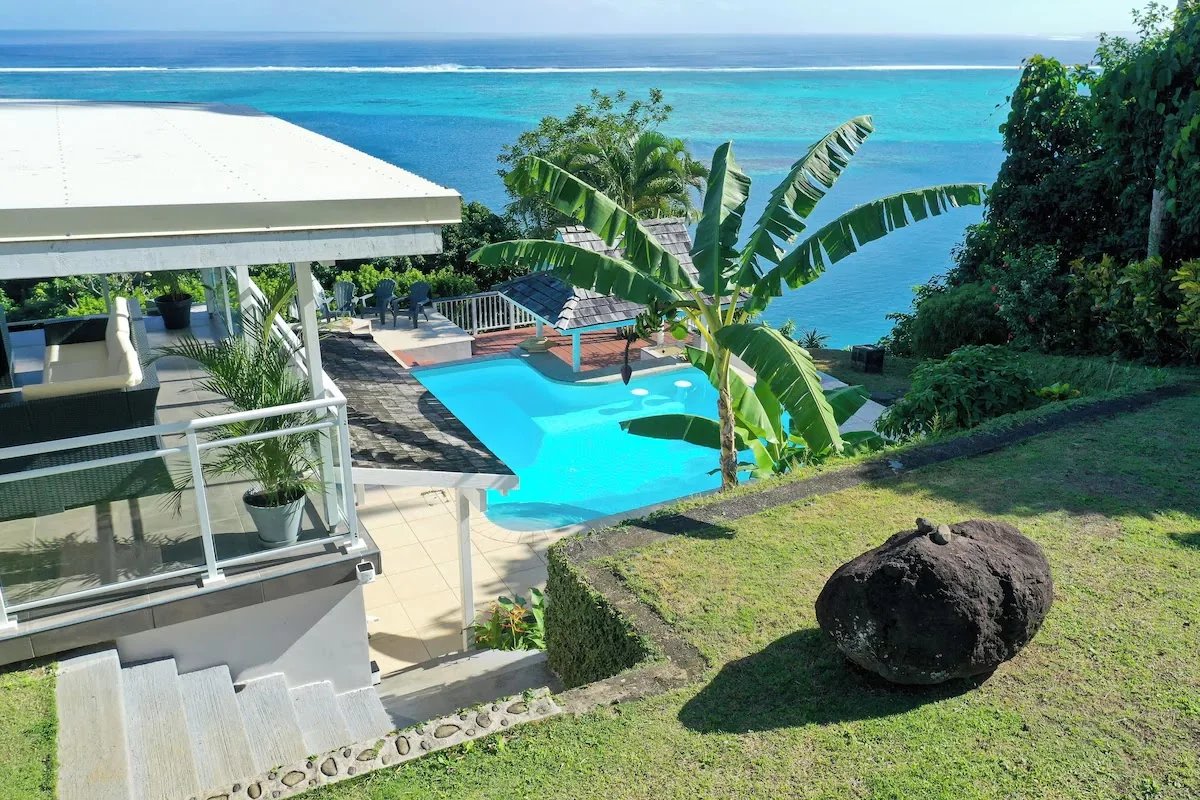 Propriété de prestige à Toahotu, Tahiti Propriété avec piscine et vue sur la mer à Toahotu, Tahiti, entourée de verdure tropicale.