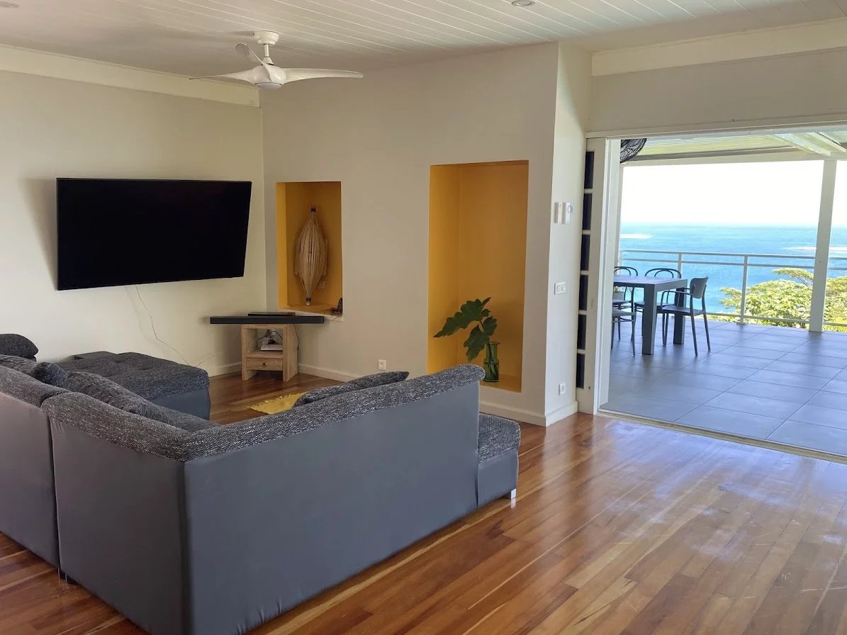 Propriété de prestige à Toahotu Intérieur d'une propriété à Toahotu avec vue sur la mer et piscine, décor moderne et lumineux.