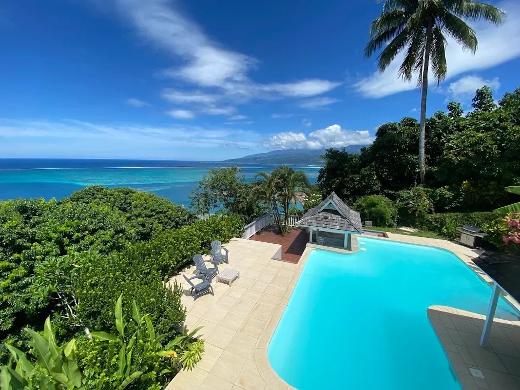 Propriété de prestige avec piscine à Toahotu Vue panoramique d'une propriété avec piscine et mer à Toahotu, Tahiti, entourée de verdure.