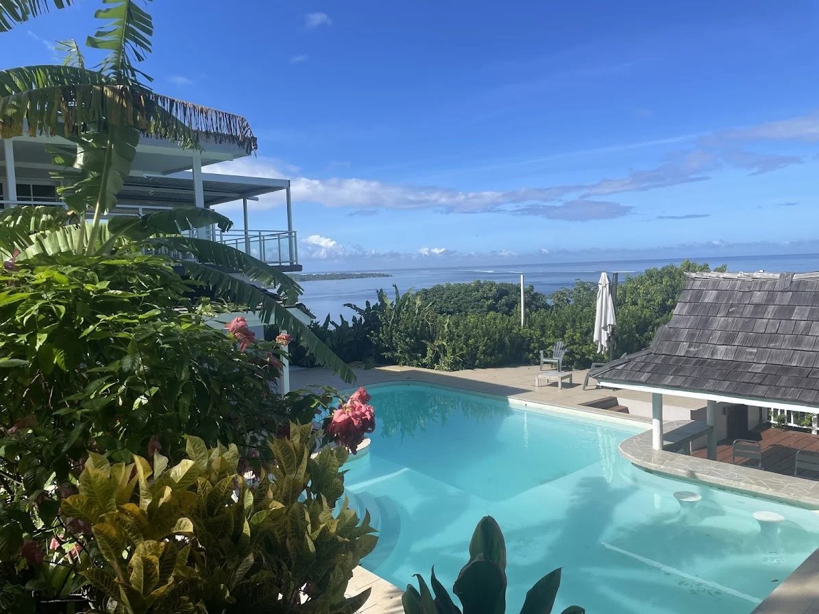 Propriété de prestige à Toahotu, Tahiti Propriété avec piscine et vue sur la mer à Toahotu, Tahiti, entourée de végétation tropicale.