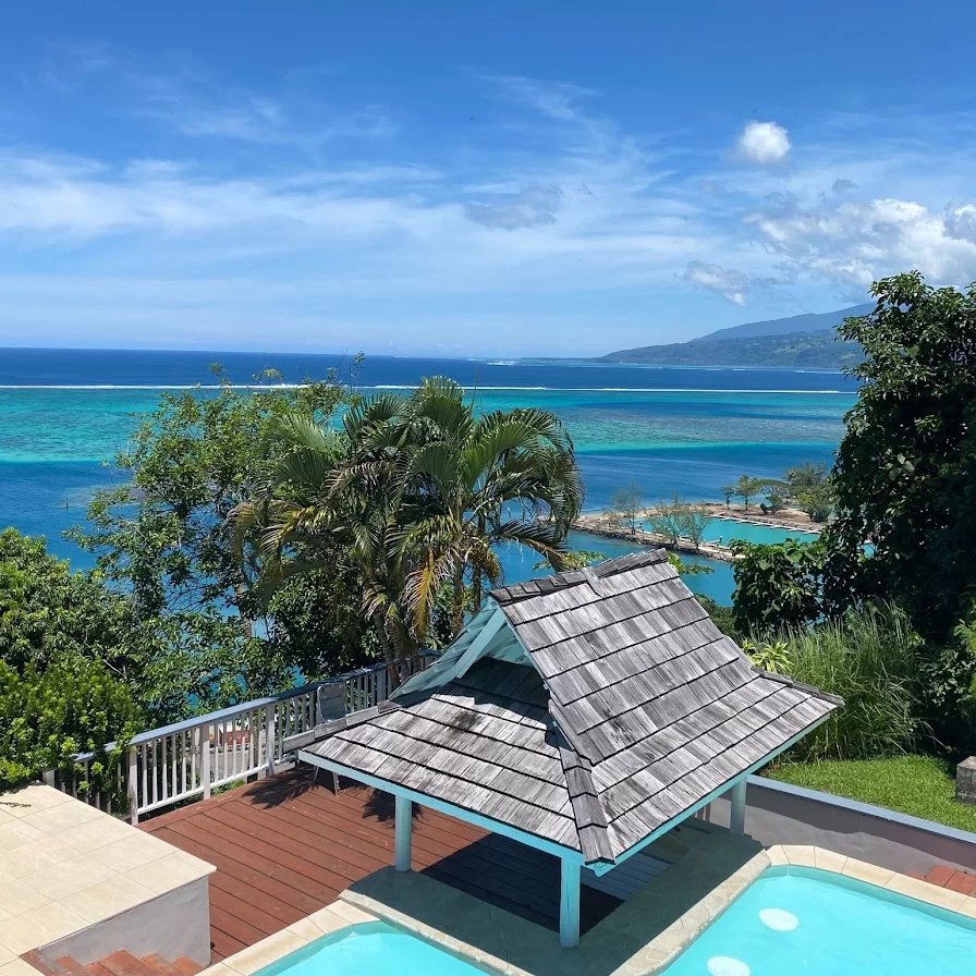 Propriété de prestige à Toahotu, Tahiti Vue d'une propriété avec piscine et vue sur la mer à Toahotu, Tahiti, entourée de verdure.