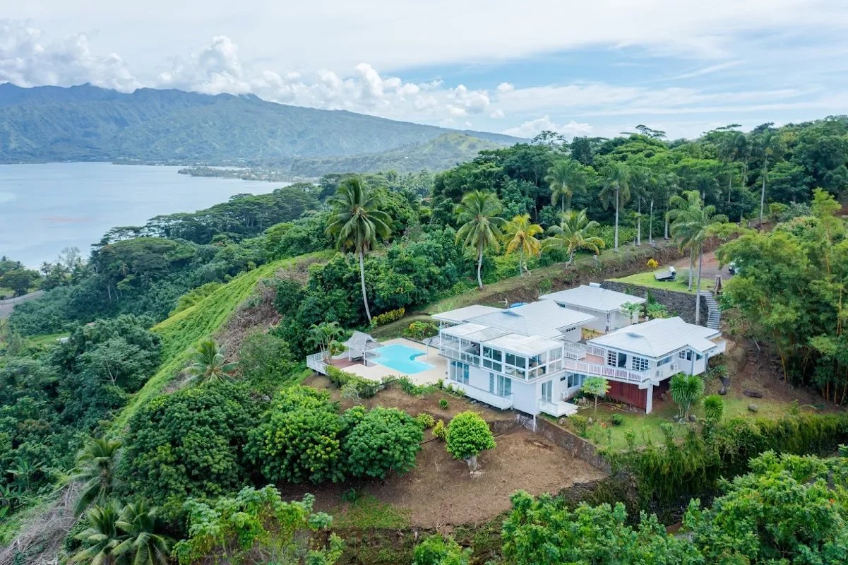 Propriété vue mer à Toahotu, Tahiti Propriété de prestige avec piscine et vue mer à Toahotu, Tahiti, entourée de végétation tropicale.