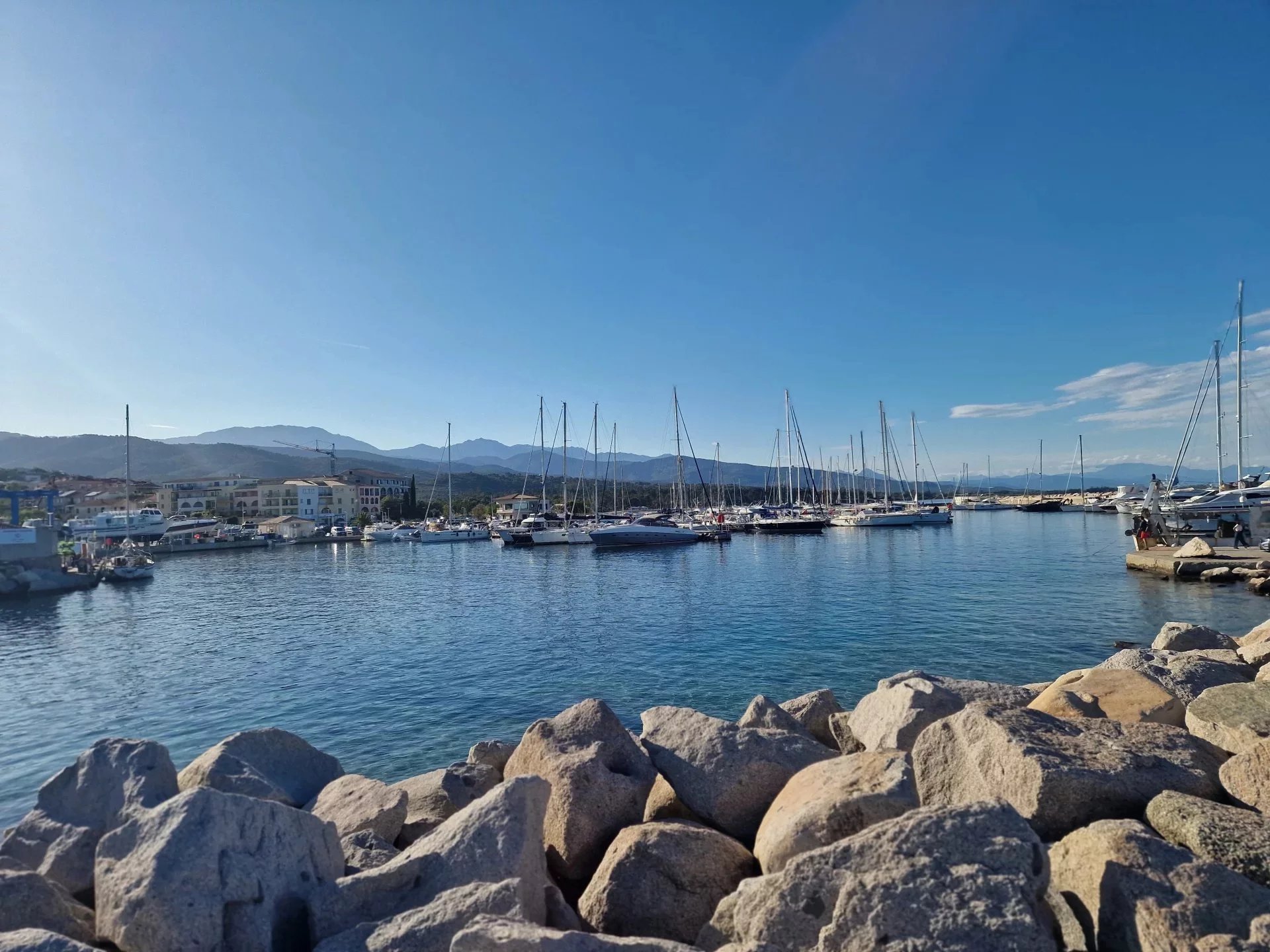 Port de Marine de Solaro Vue du port avec des voiliers à Marine de Solaro, Corse.