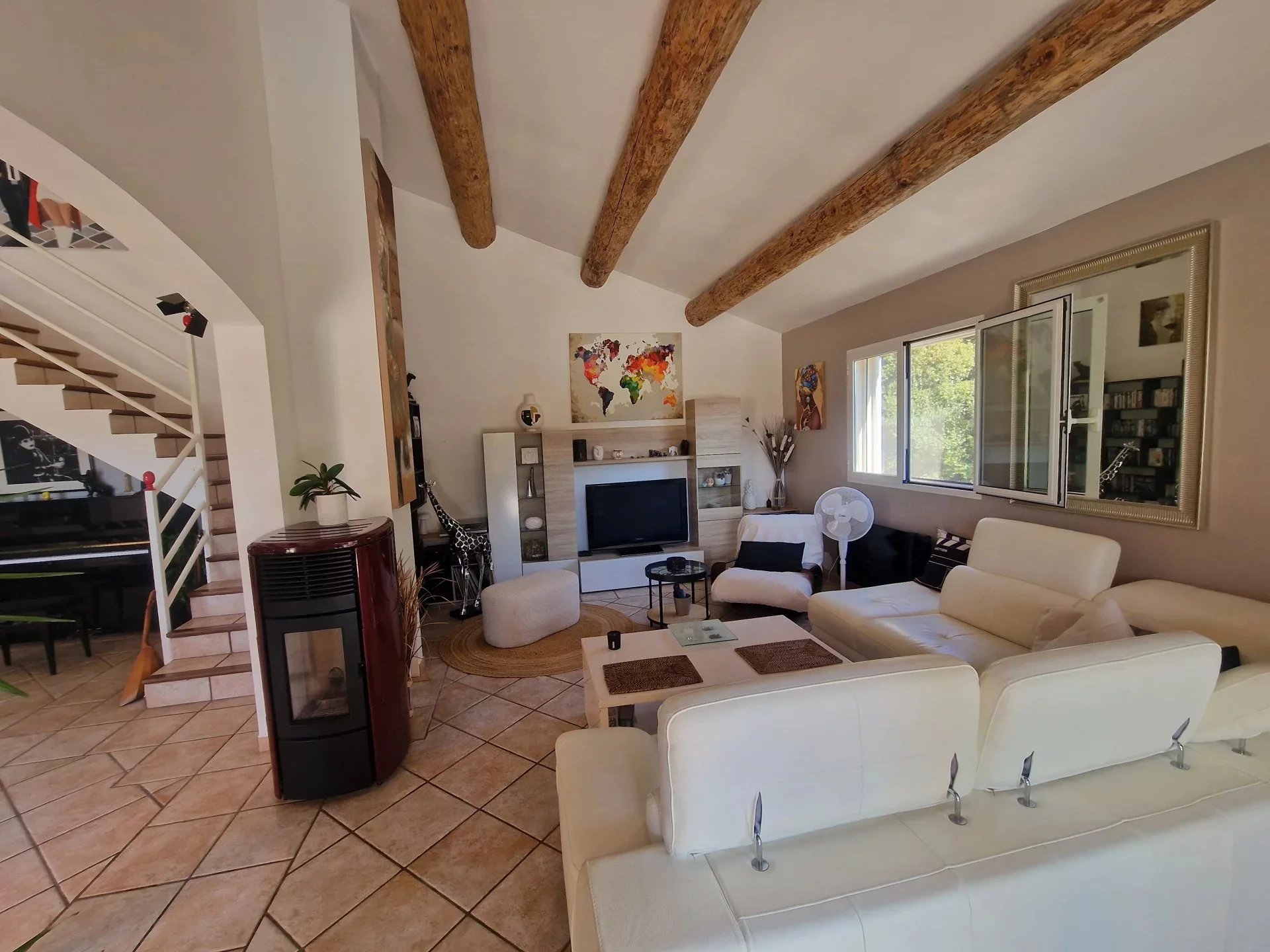 Intérieur de la villa à Marine de Solaro Intérieur d'une villa moderne avec salon spacieux et plafond à poutres apparentes.