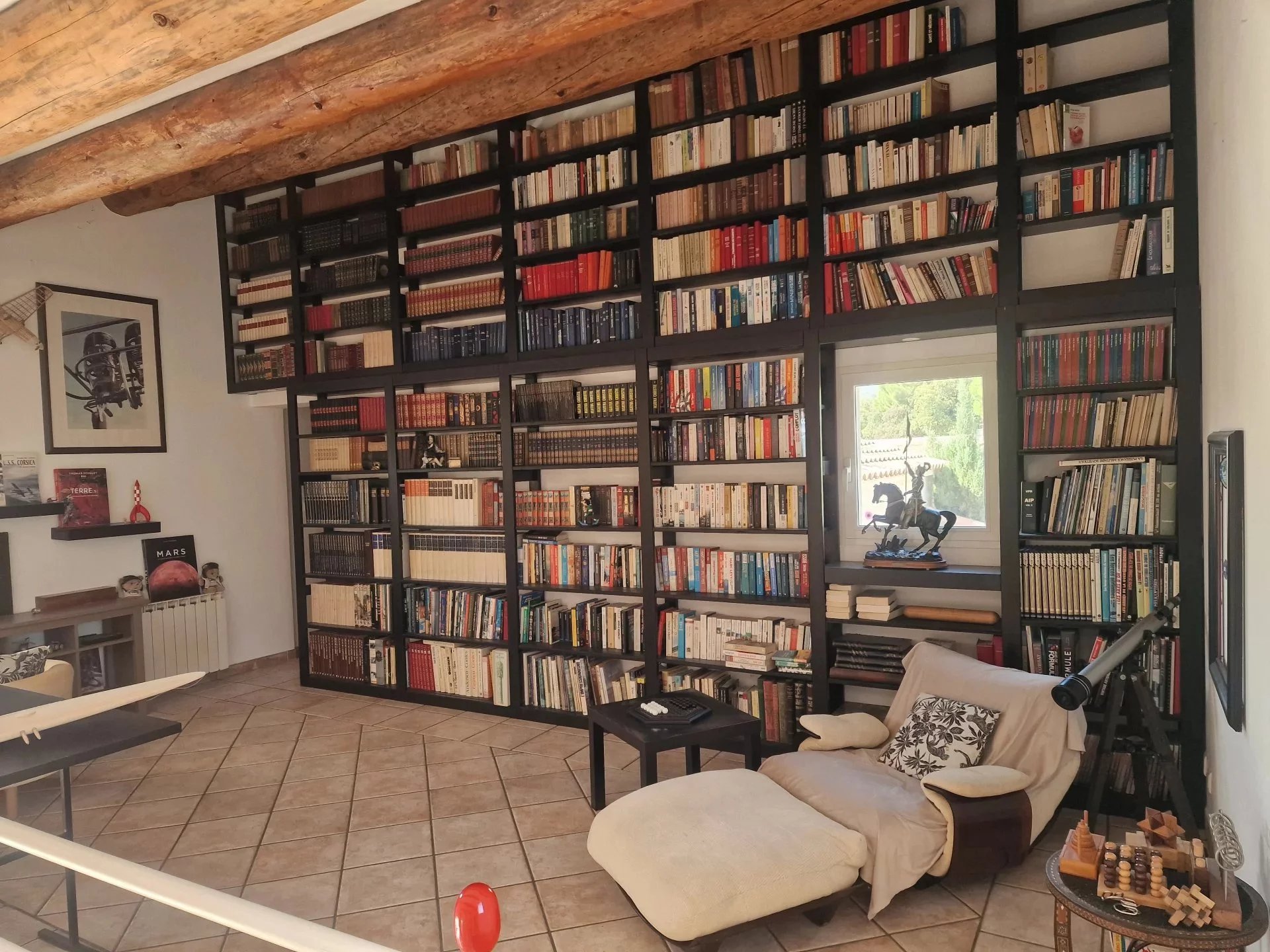 Intérieur de la villa à Marine de Solaro Intérieur d'une villa avec une grande bibliothèque et un coin salon.