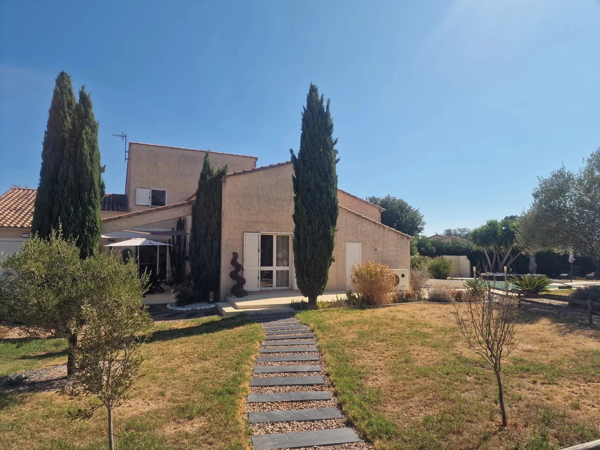 Villa avec piscine à Marine de Solaro Villa de 220 m² avec piscine à la Marine de Solaro, Corse, entourée de jardin.