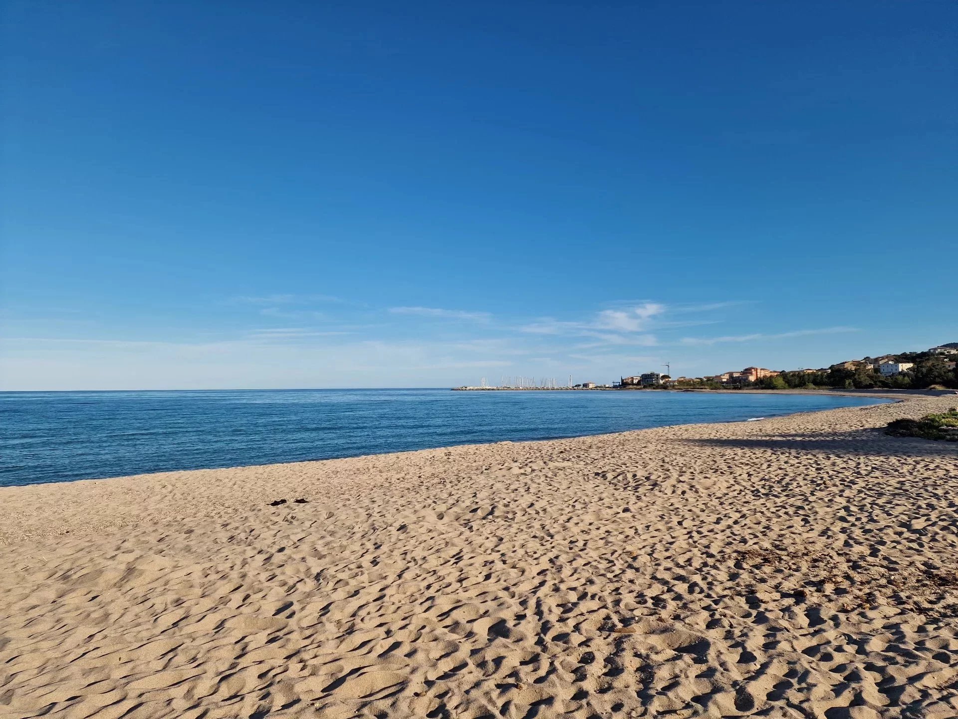 Plage à Marine de Solaro, Corse Plage de sable fin avec vue sur la mer et le ciel bleu à Marine de Solaro, Corse.