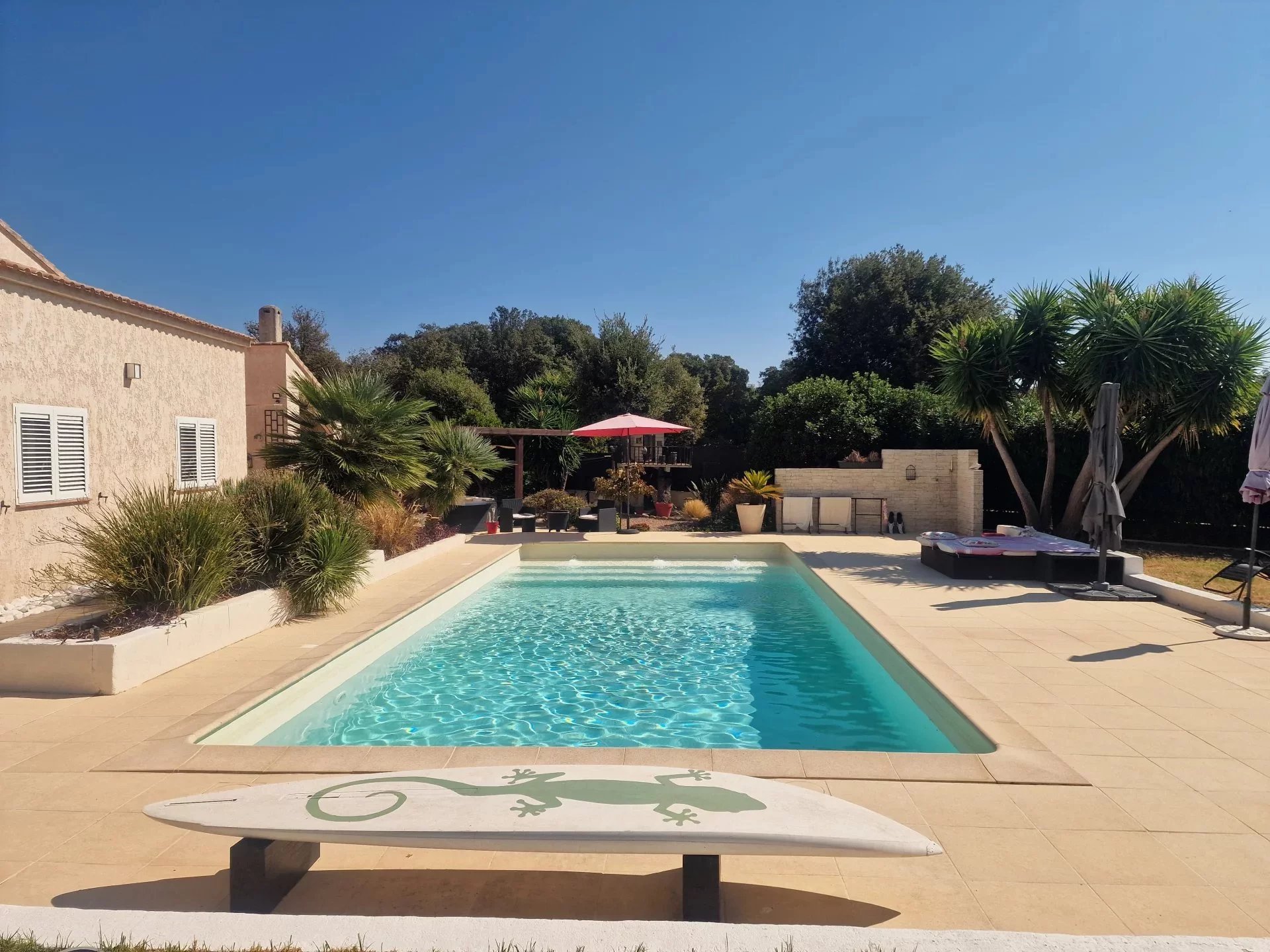 Villa avec piscine à Solaro Villa avec piscine à la Marine de Solaro, Corse, sur un terrain paysager.