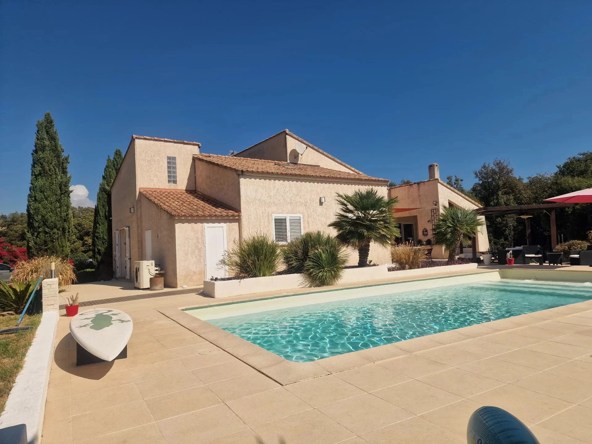Villa avec piscine à Marine de Solaro Villa de 220 m² avec piscine à la Marine de Solaro, Corse, entourée de végétation.